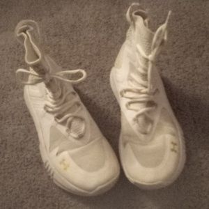 Men's white size 9 Under Armour Highlight basketball shoes